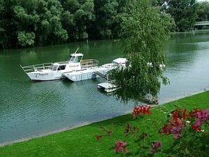 Dunai panoráma az Amstel Hattyú fogadóból, Szálloda Győrben a Duna partján
