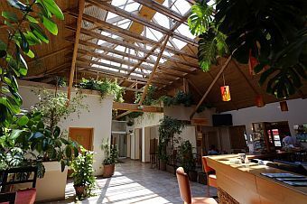 Gastland hotel M0 előtere - út a bár felé Gastland hotel M0 előtere - út a bár felé