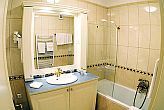 Királyné udvara hotel fürdőszobája Budapesten az Erzsébetvárosban, fürdőkádas szállodai szoba Budapesten - Queens Court Residence