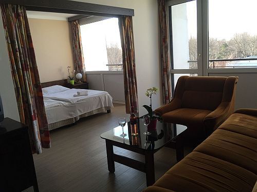 Szép és olcsó szálloda a Balatonnál - Panorámás kilátás a hotelszobából a Balatonra - Európa szálloda Siófokon
