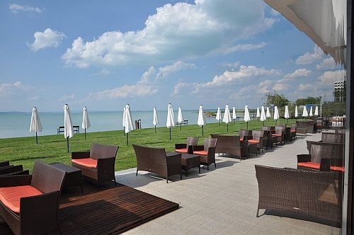Kávézás Siófokon a Hotel Hungária teraszán a Balatonnál