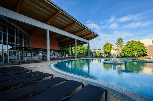 Hotel Azúr Siófokon óriási külső-belső medencékkel, jacuzzival