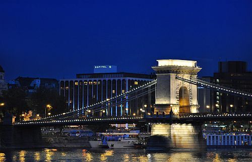 Sofitel Budapest Chain Bridge esti kivilágítással és panorámával