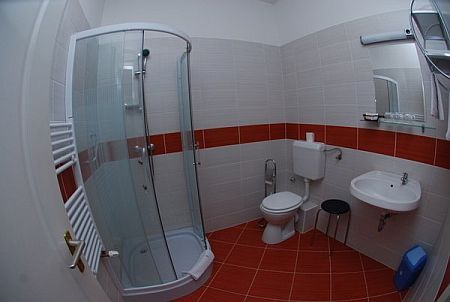 Hotel Platán*** Székesfehérvár szép fürdőszobája
