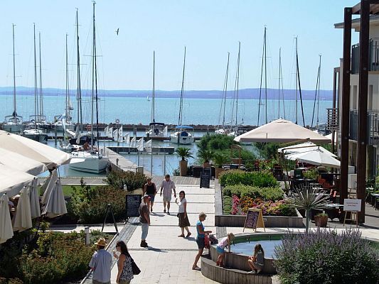 Yacht Kikötő a Golden wellness hotel közelében Balatonfüreden