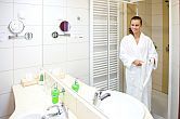 Hotel Airport Budapest 4* szálloda fürdőszobája a repülőtérnél