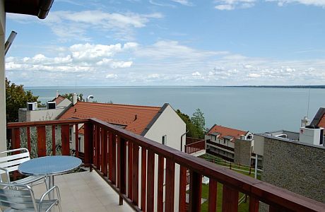 Panorámás kilátás a Balatonra az Echo Residence szállodából