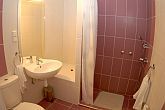 Akciós szállás Pápán, Hotel Arany Griff fürdőszobája - Szép és ólcsó szálloda Pápa Főterén