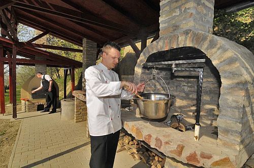 Fried Kastélyszálloda grillezője Simontornyán izletes grillvacsorákkal