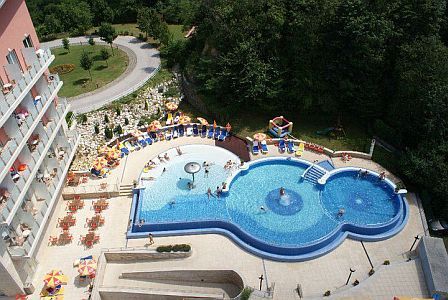 ✔️ Thermal Hotel Visegrád külső medencéje dunai panorámával