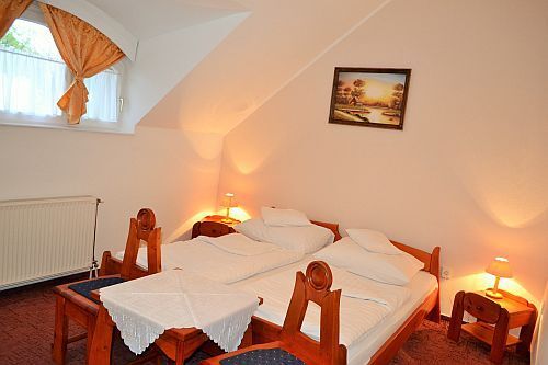 Hotel Fodor Gyula centrumában, akciós félpanziós csomagokkal, franciaágyas szobában