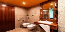 Castellum Hotel Hollókő elegáns fürdőszobája Hollókőn