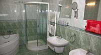 Hotel König szép és elegáns fürdőszobája Nagykanizsán