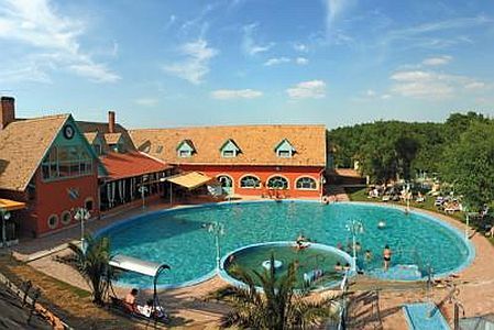 Termál Hotel Liget Érd - Termálvízes kültéri úszómedence - háromcsillagos termálszálló Budapesttől 15 km-re