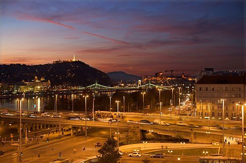 Ibis Styles Budapest City, panoráma a Ibis szállodából a Dunára és a Gellért hegyre és a Petőfi hídra